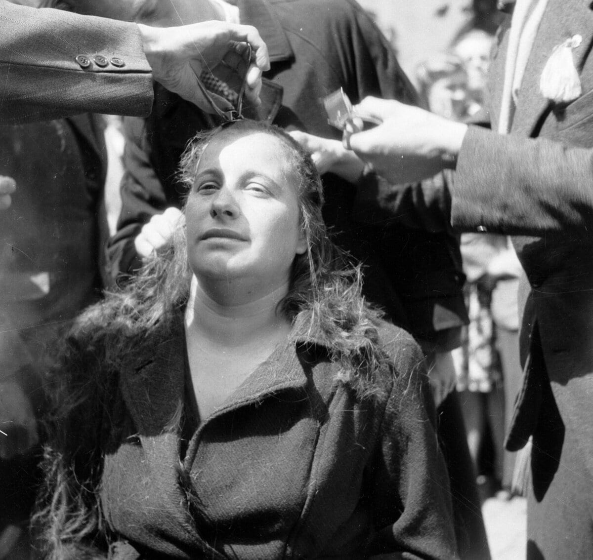 Vrouw wordt kaal geschoren, Rotterdam (1945)