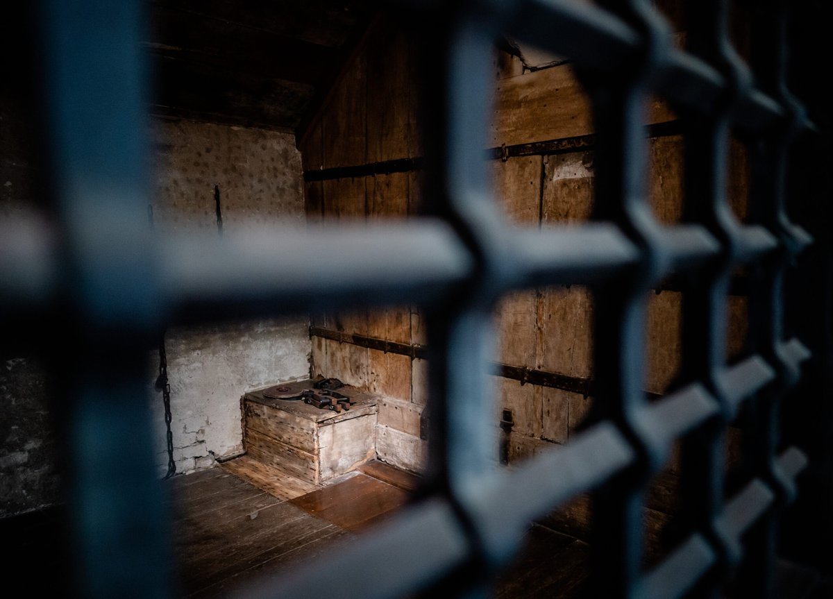 Een cel in de Gevangenpoort, tegenwoordig een museum