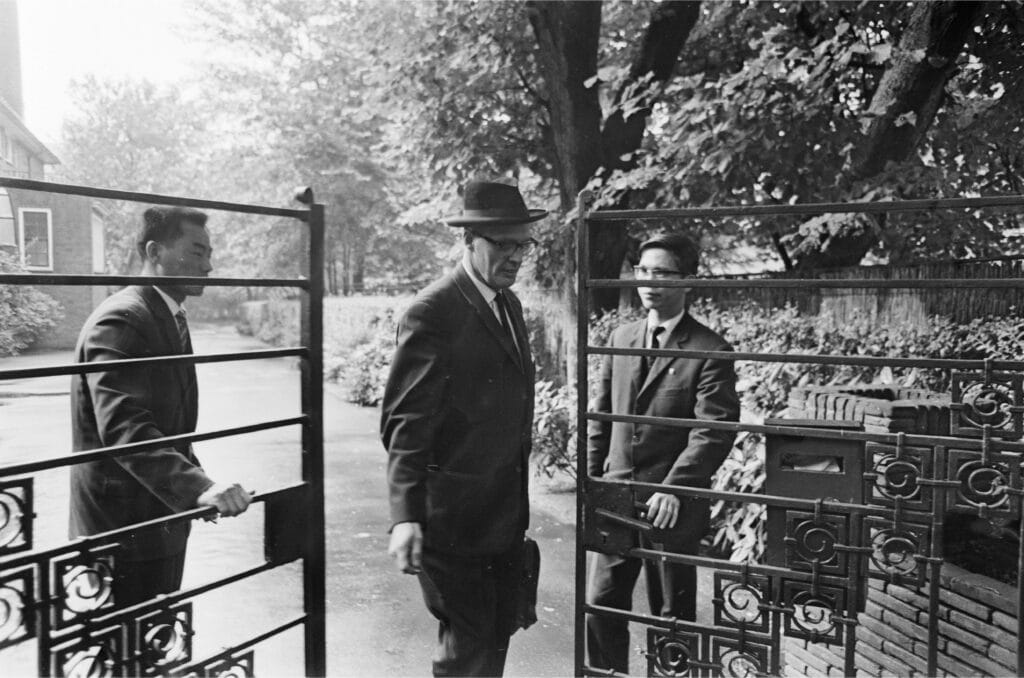 Een medewerker van de Haagse begrafenisondernemer verlaat het terrein van de Chinese ambassade.