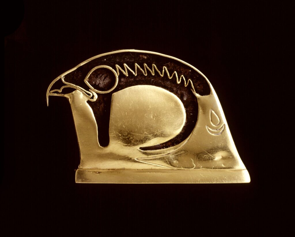 Halssierraad in de vorm van een valkenkop