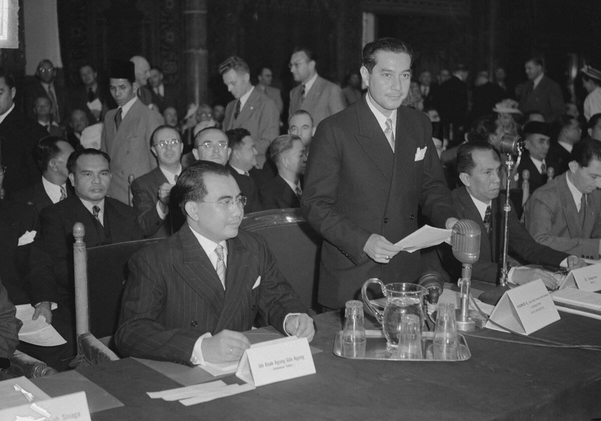 Hamid II spreekt tot Nederlandse en Indonesische onderhandelaars