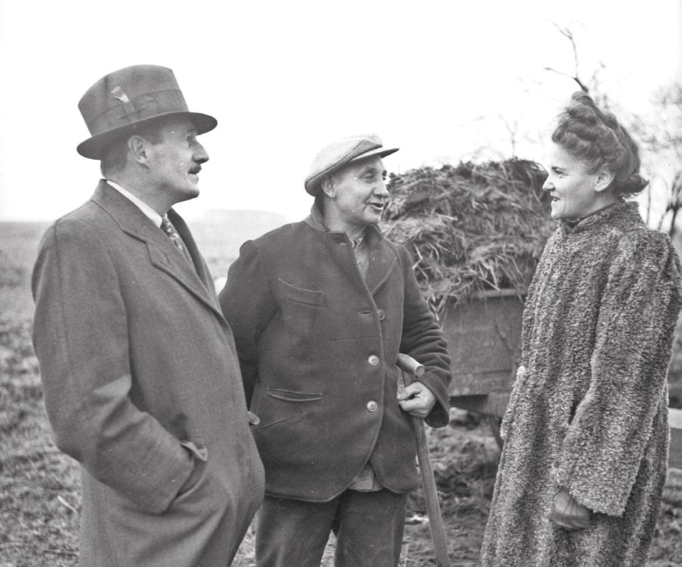 John en Dorothy Keur in gesprek met een boer in Anderen