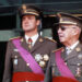 Juan Carlos (links) naast Franco tijdens een militaire parade