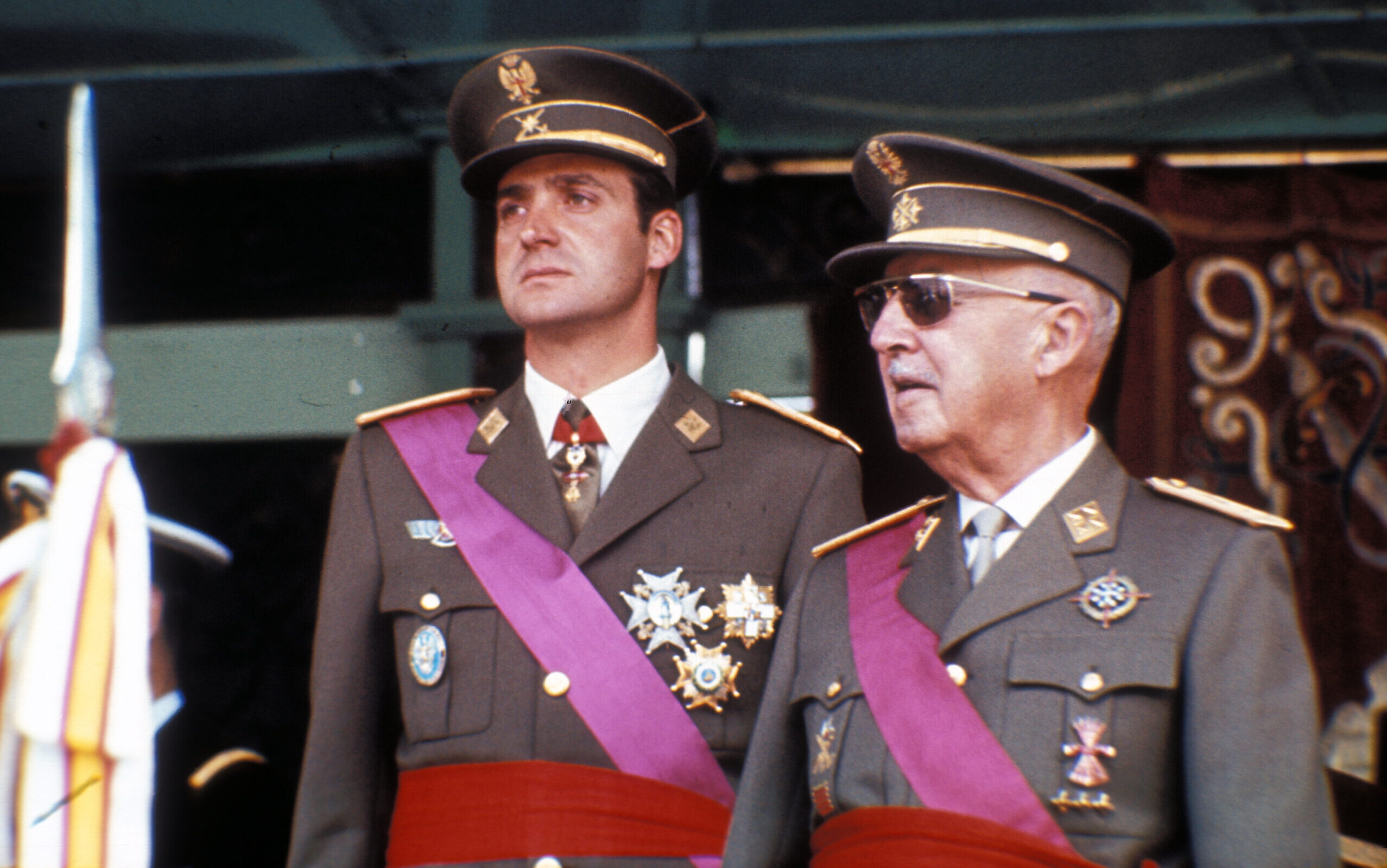 Juan Carlos (links) naast Franco tijdens een militaire parade