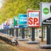 Verkiezingsborden langs Lange de Hofvijver voor de verkiezingen van de Tweede Kamer