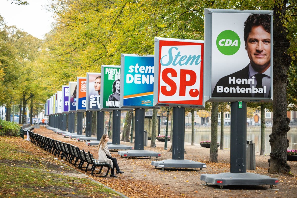 Verkiezingsborden langs Lange de Hofvijver voor de verkiezingen van de Tweede Kamer