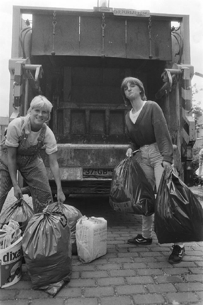 Vrouwelijke studenten bij de vuilnisophaaldienst in Purmerend (als vakantiebaan)