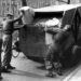 Vuilnis wordt opgehaald door militairen vanwege staking bij de Stadsreiniging, Amsterdam 1955