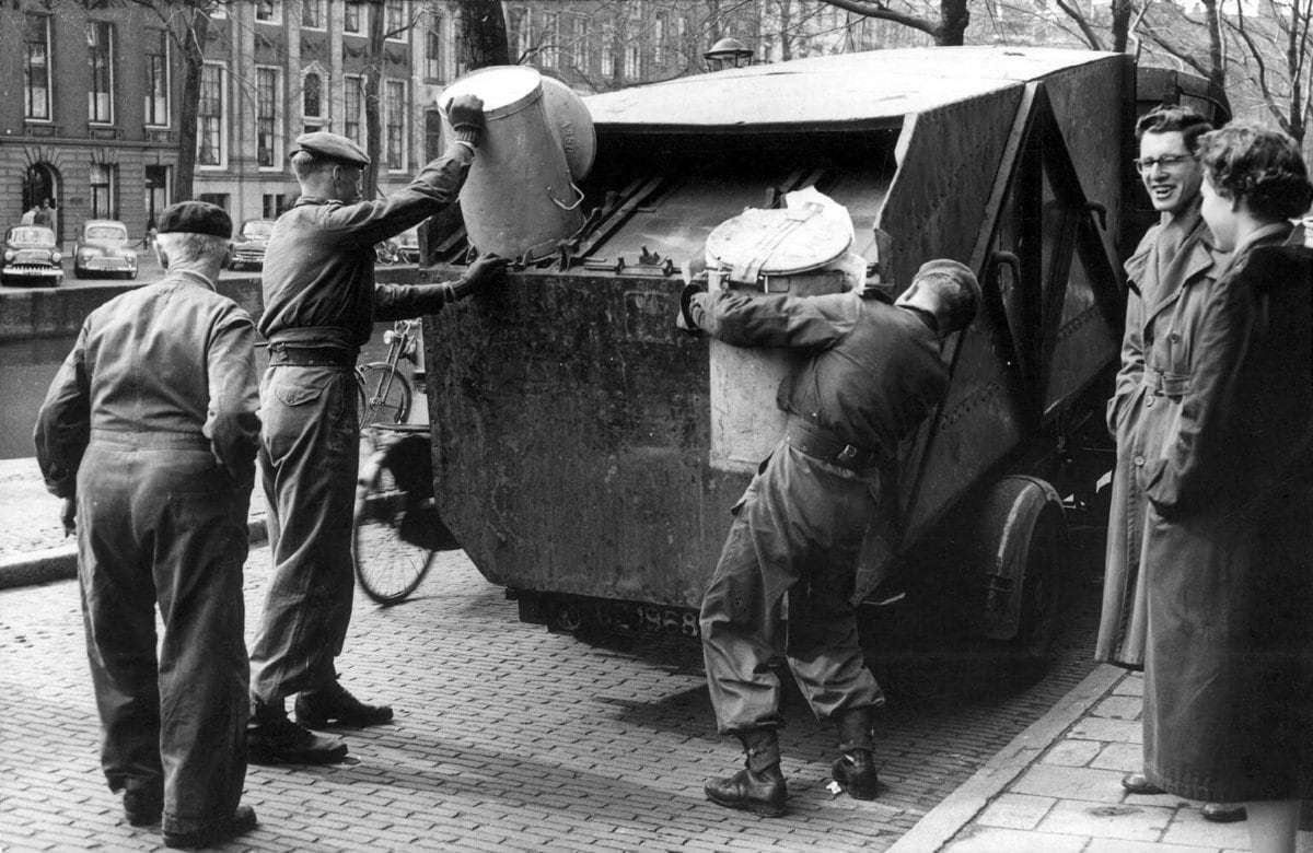 Vuilnis wordt opgehaald door militairen vanwege staking bij de Stadsreiniging, Amsterdam 1955