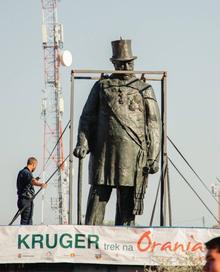 Terwijl het standbeeld van Paul Kruger wankelt, onthullen Afrikaner nationalisten een kopie