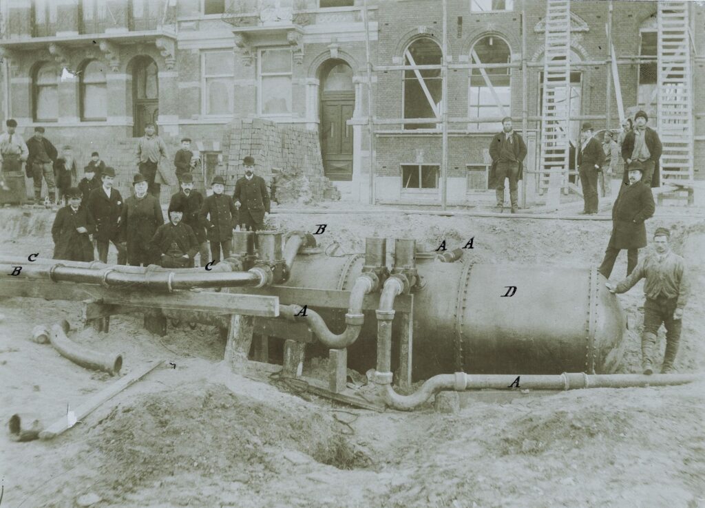 Aanleg van riolering in de Amsterdamse Roemer Visscherstraat