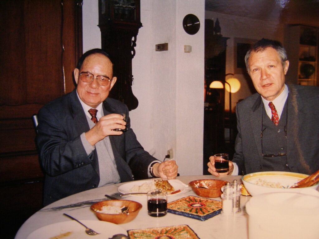 De Chinese wetenschapper Song Jian bij wiskundige Geert Jan Olsder thuis