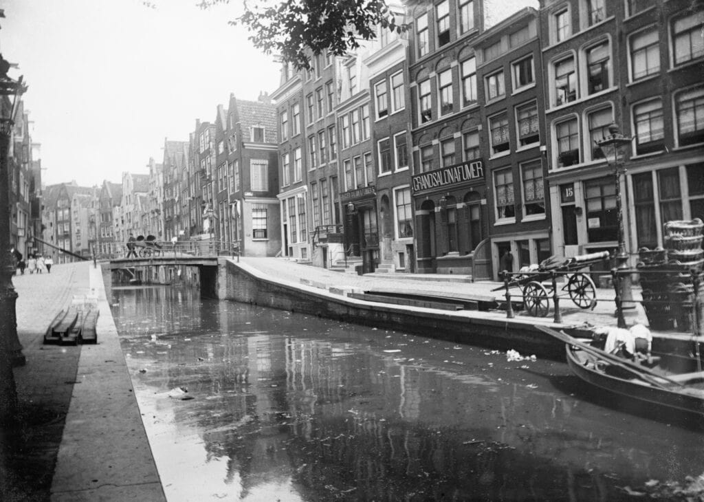 De Oudezijds Achterburgwal in Amsterdam is in 1895 een open riool