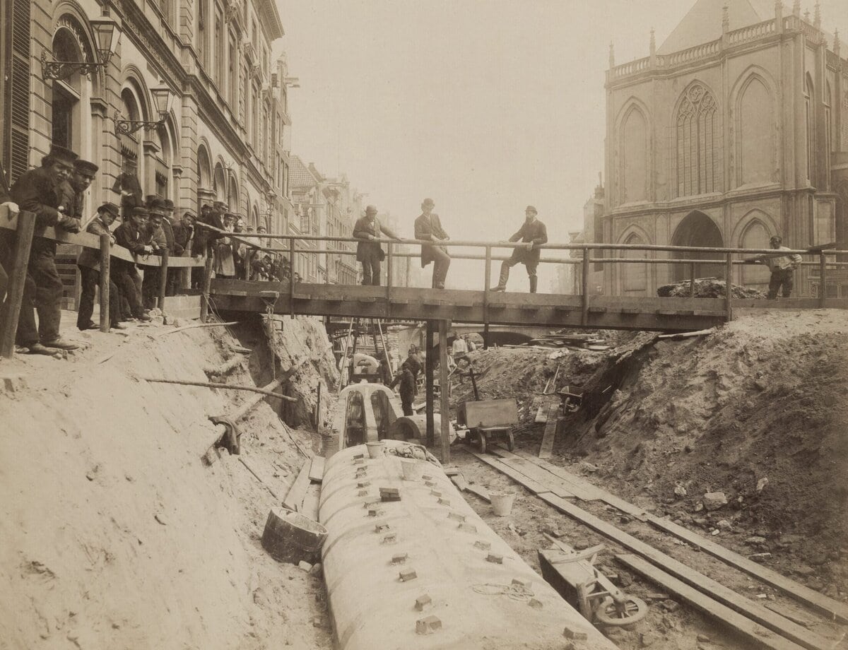 Demping en aanleg van de riolering van de Nieuwezijds Voorburgwal in Amsterdam