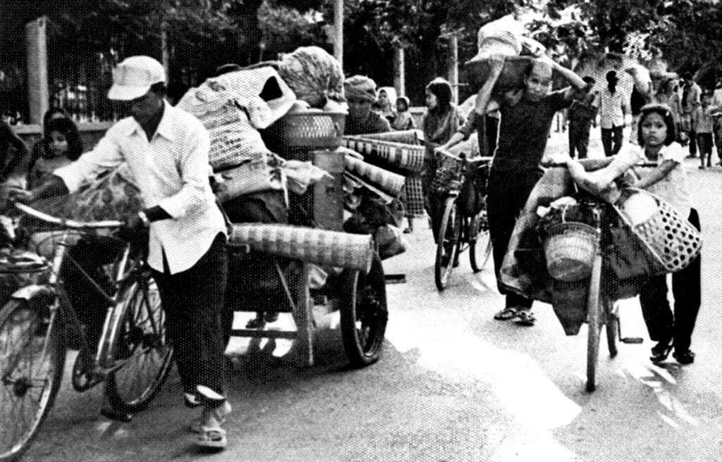 Inwoners ontvluchten Phnom Penh na de komst van de Rode Khmer