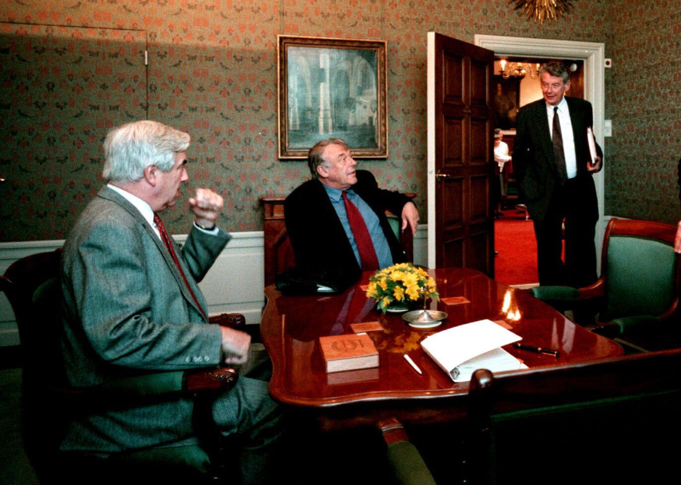 Kabinetsformatie besprekingen met Bolkestein van Mierlo en Kok in het gebouw van de eerste kamer