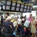 Mensen in de rij op Schiphol in 2001