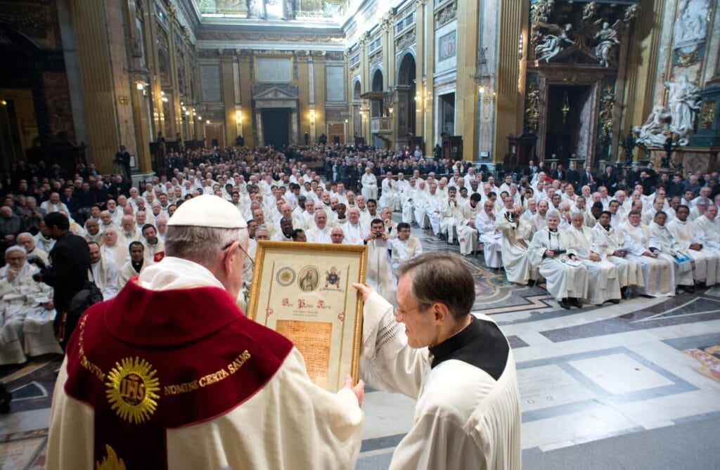 Paus Franciscus draagt de mis op in de Chiesa del Gesù, de jezuïetenkerk in Rome
