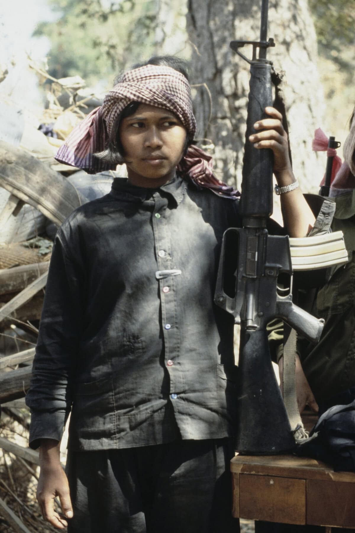 Een vrouwelijke soldaat van de Rode Khmer