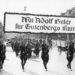 Aanhangers van Hitler dragen een spandoek met lettertype Faktur