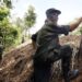 Cambodjaanse soldaat vecht aan de grens met Thailand