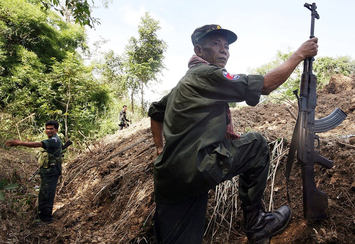 Cambodjaanse soldaat vecht aan de grens met Thailand