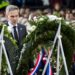 Dick Schoof legt een krans op 4 mei