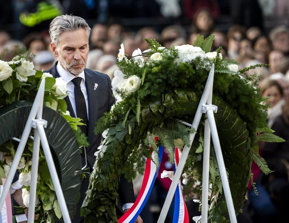 Dick Schoof legt een krans op 4 mei