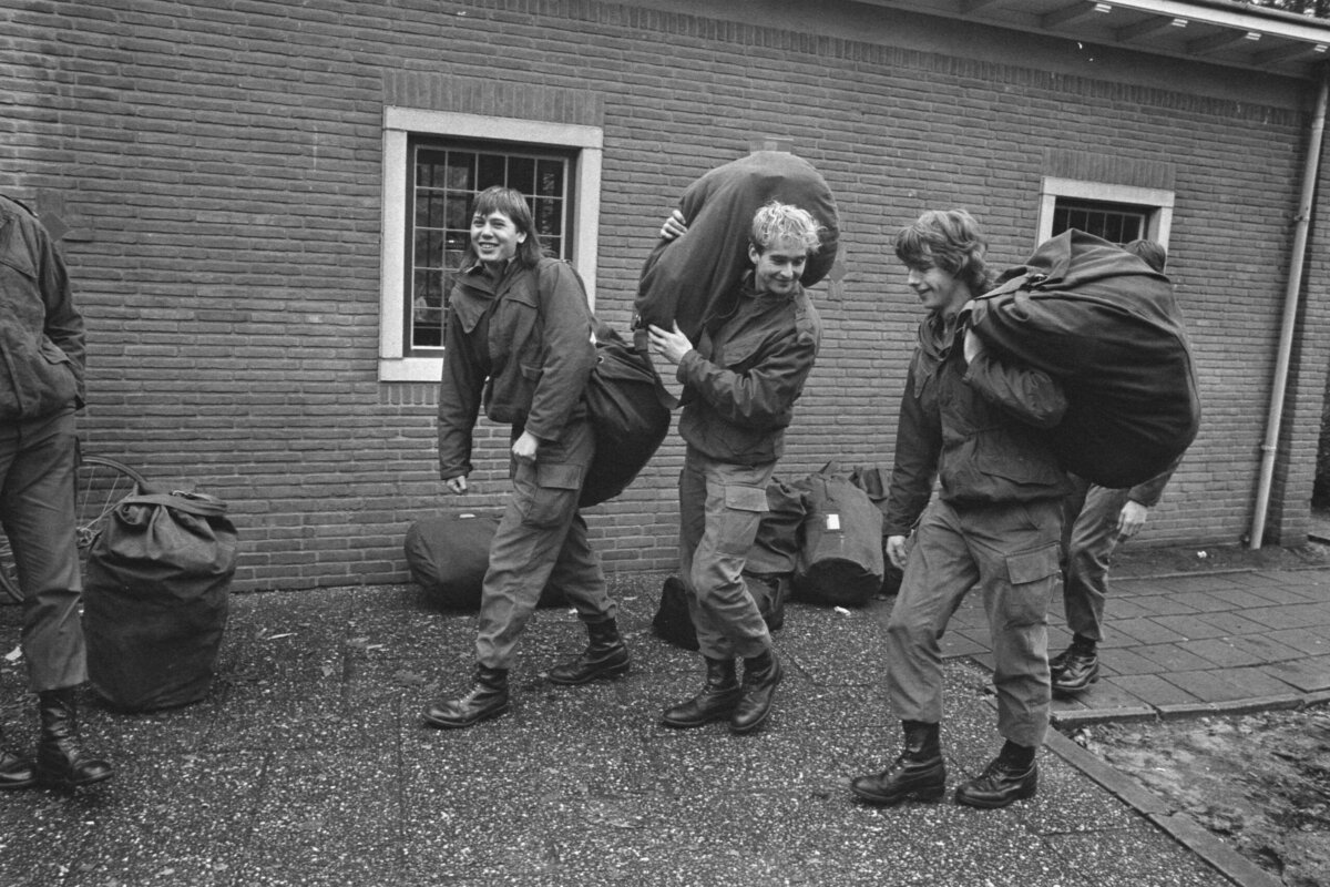 Dienstplichtigen melden zich voor een mobilisatieoefening