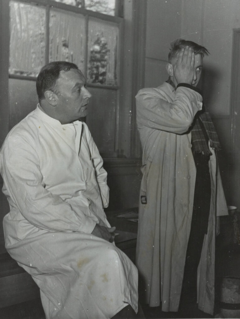 Een arts voert een oogtest uit bij een dienstplichtige