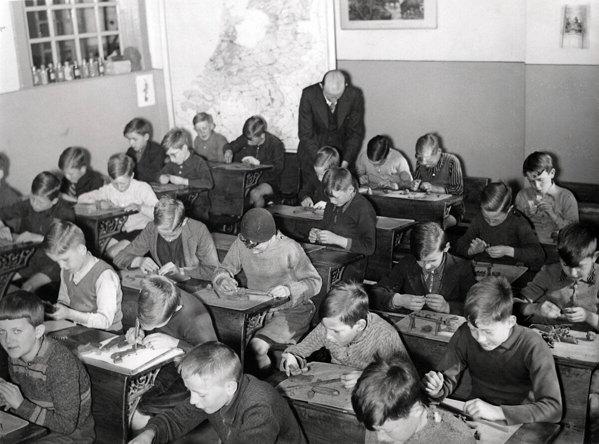 Een klaslokaal van een jongensschool in Tegelen