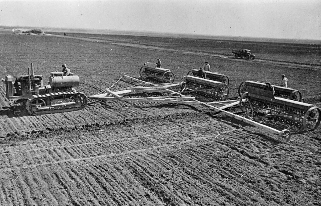 Grote landbouwmachines op een collectieve boerderij in Oekraïne
