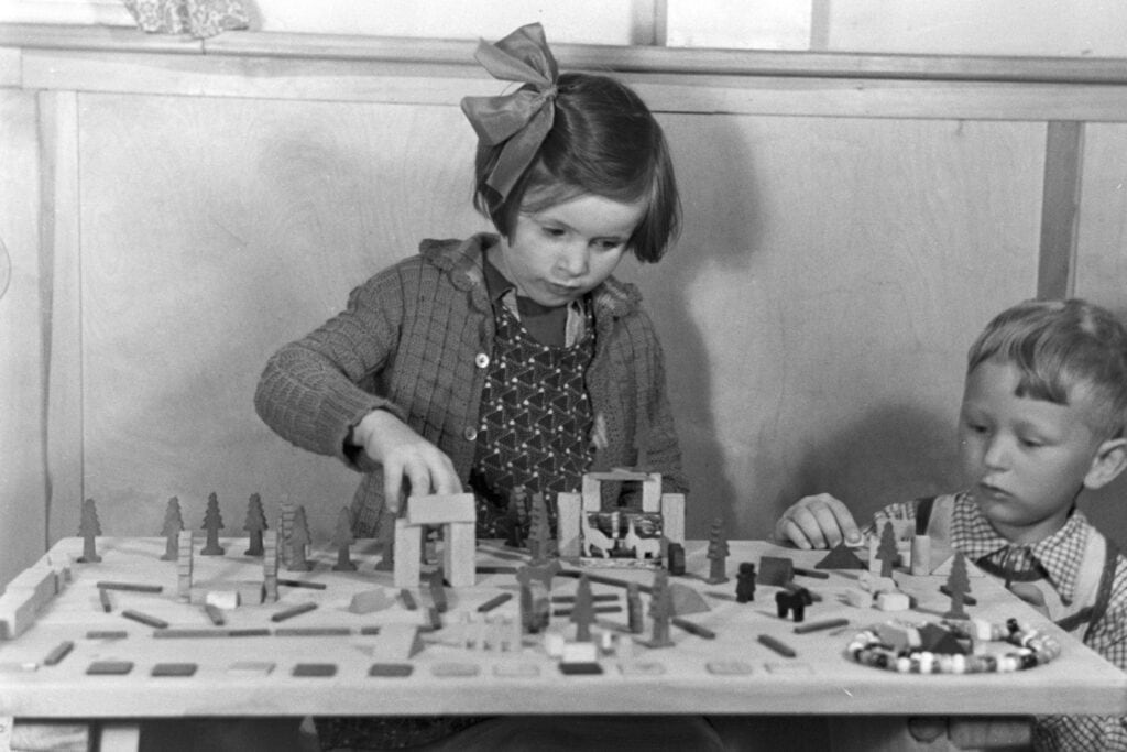 Kinderen spelen met materialen van Friedrich Fröbel