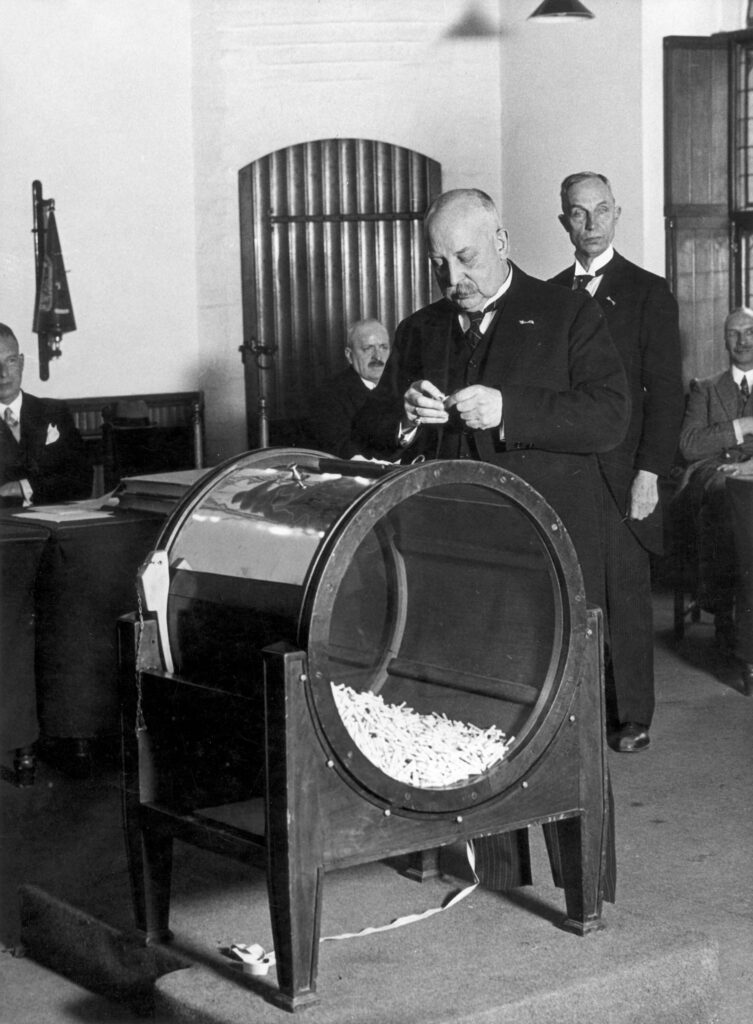 Loting voor militaire dienstplicht op het Binnenhof in Den Haag