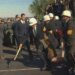 Marshalls dragen een Vietnamdemonstrant weg.