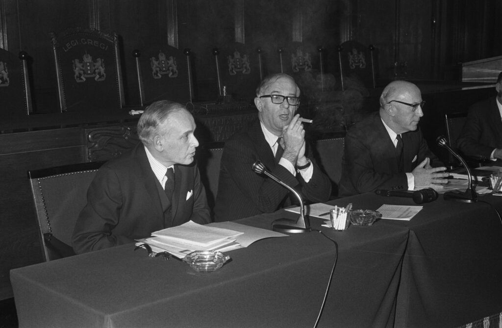 Opdracht State of Israel Bonds ( hr. Sijes ). Start aktie 100 dagen voor Israel op stadhuis Amsterdam. S. Arad Sam, 1970. NA 923-1371