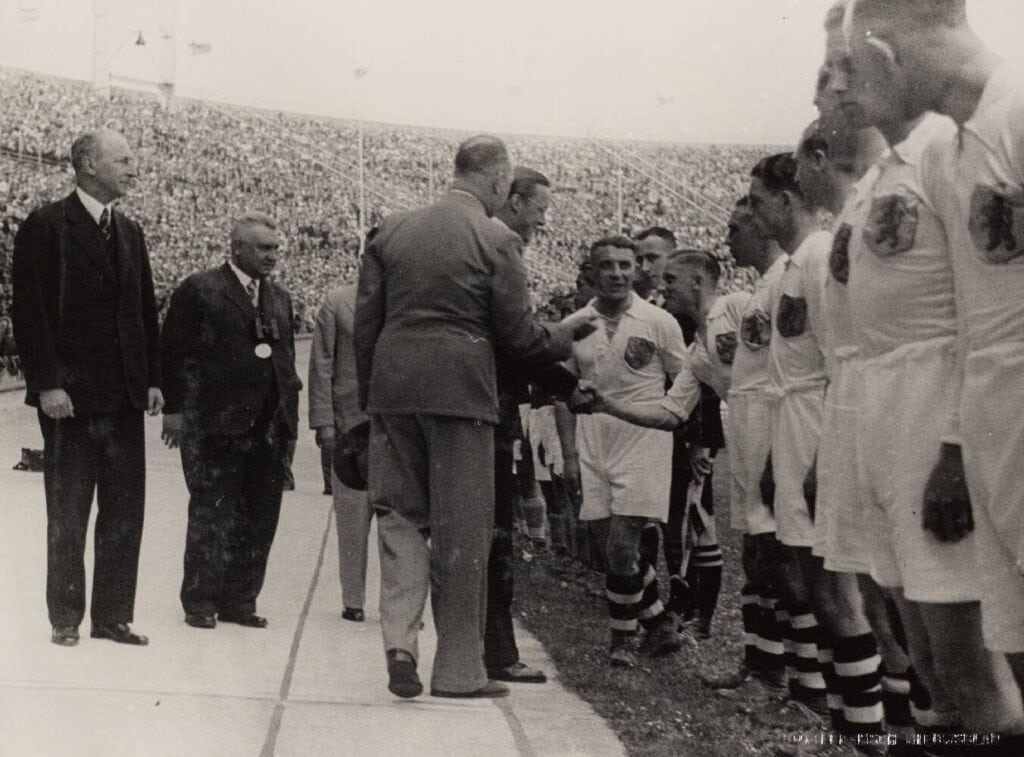 Prins Bernhard ontmoet de voetballers van Nederlands-Indië