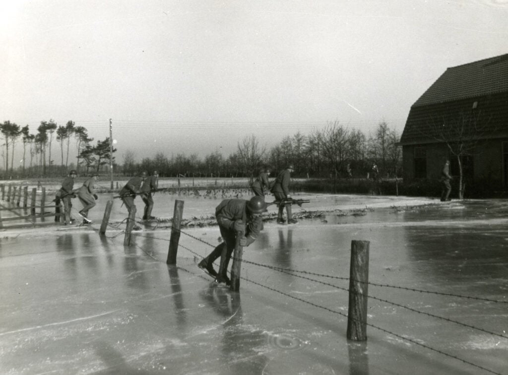 Schaatsende soldaten bij Leusden