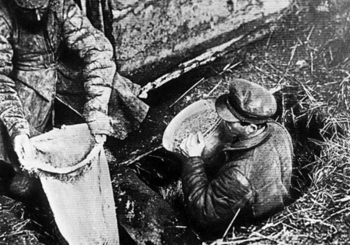 Sovjetfunctionarissen confisqueren graan van een Oekraïens gezin