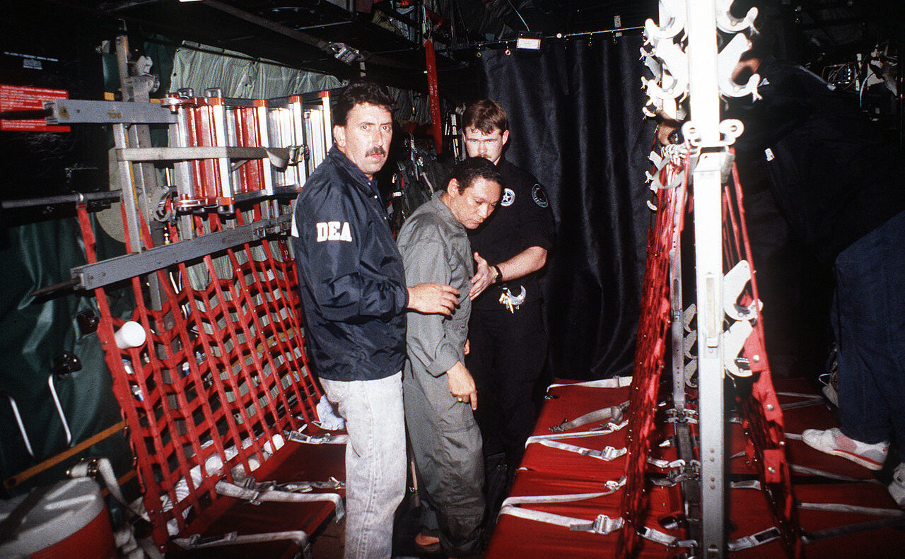 Amerikaanse agenten brengen Noriega over de naar de VS