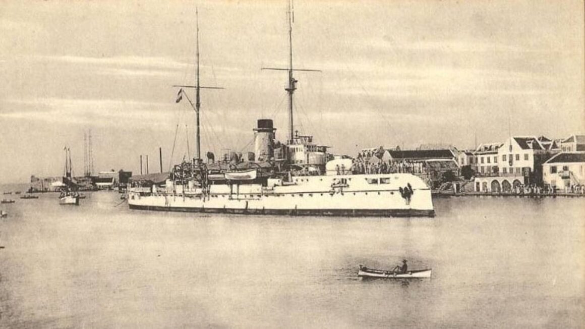 Ansichtkaart uit 1909 waarop Nederlands oorlogsschip een buitgemaakt Venezolaans schip meesleept