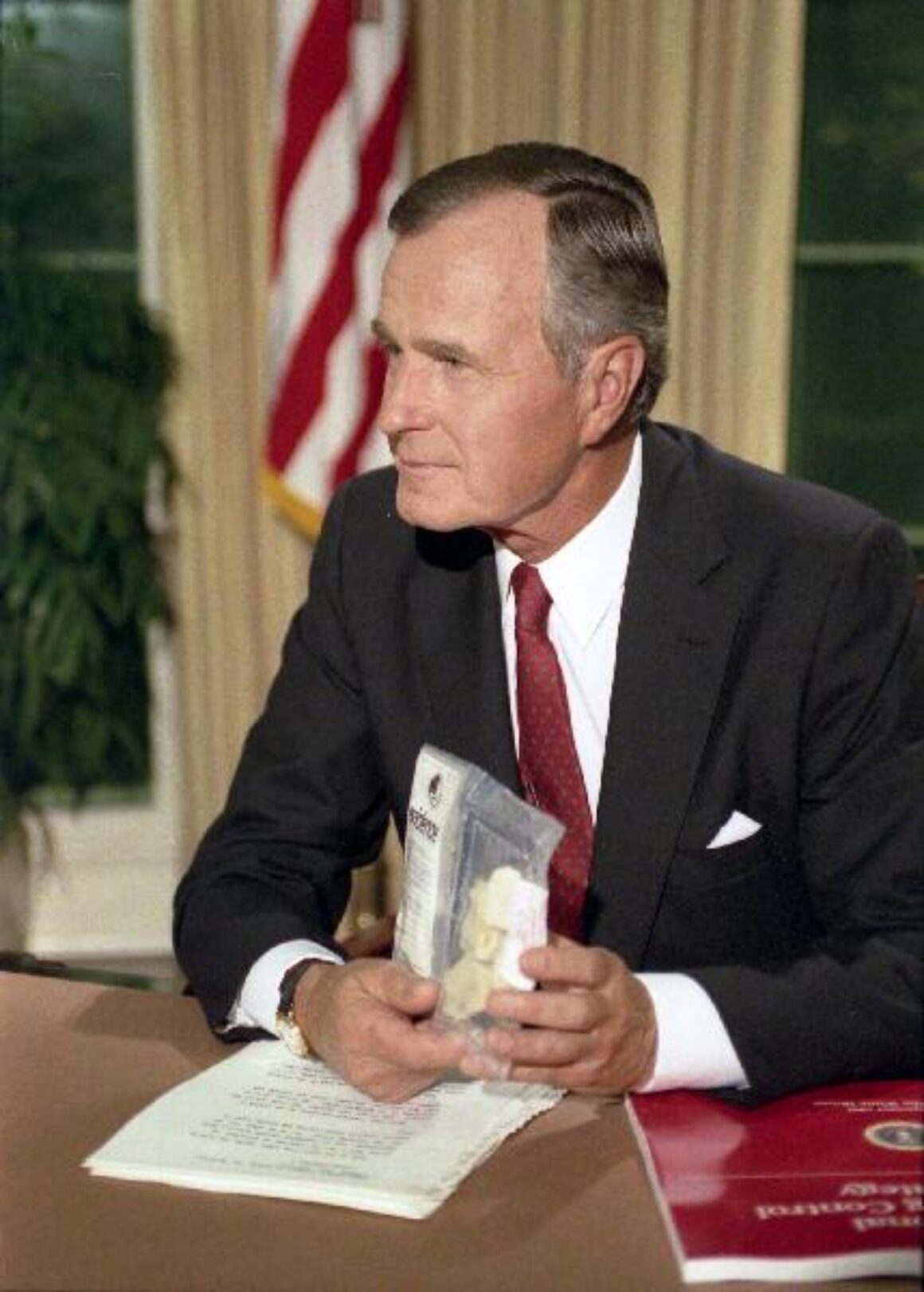 George H.W. Bush houdt crack omhoog in 1989