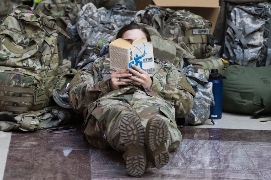 Een lid van de National Guard leest Atlas Shrugged