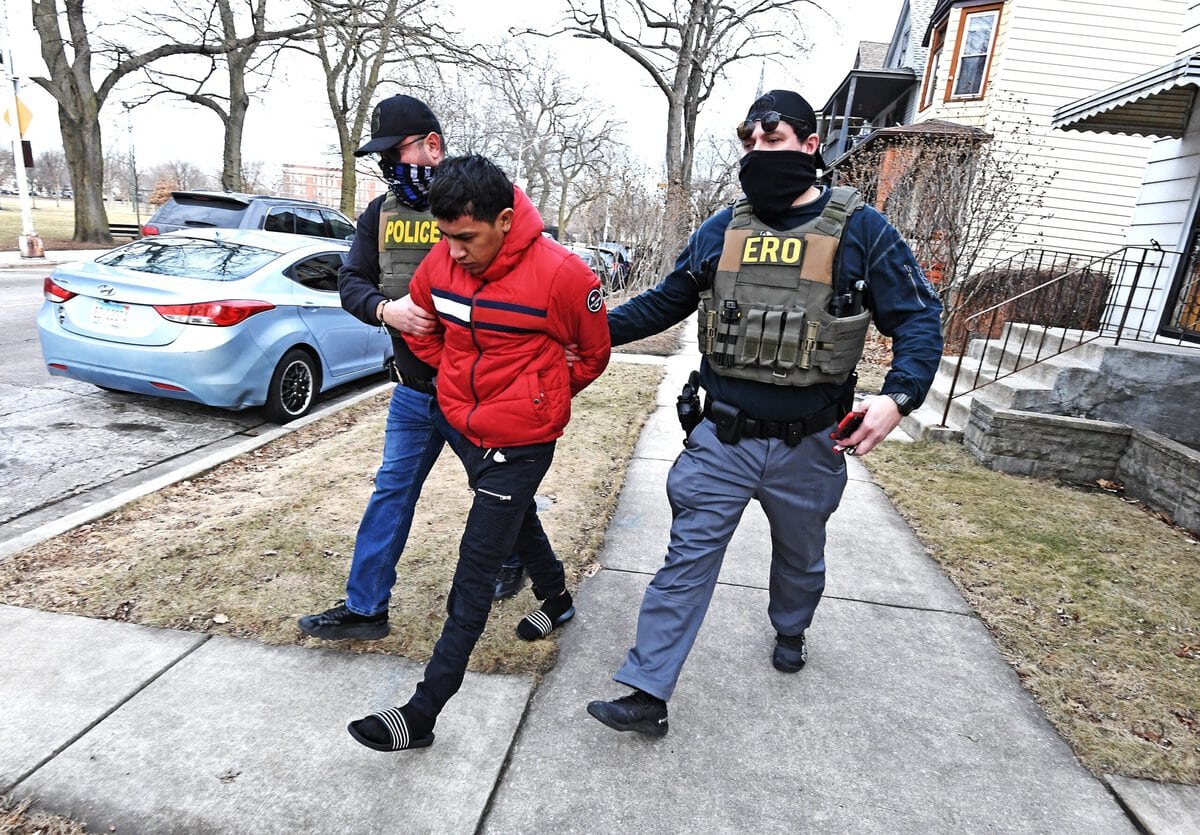 Agenten van ICE arresteren een immigrant in Chicago