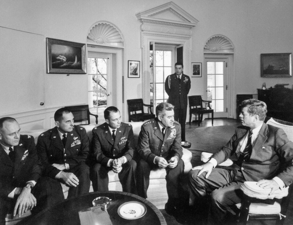 Tijdens de Cubacrisis bespreekt president John F. Kennedy (rechts) met generaal Curtis Lemay en diens medewerkers de situatie