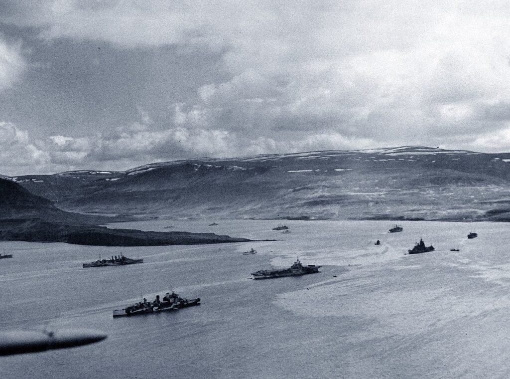 Konvooi van de geallieerden aangemeerd bij IJsland in 1942