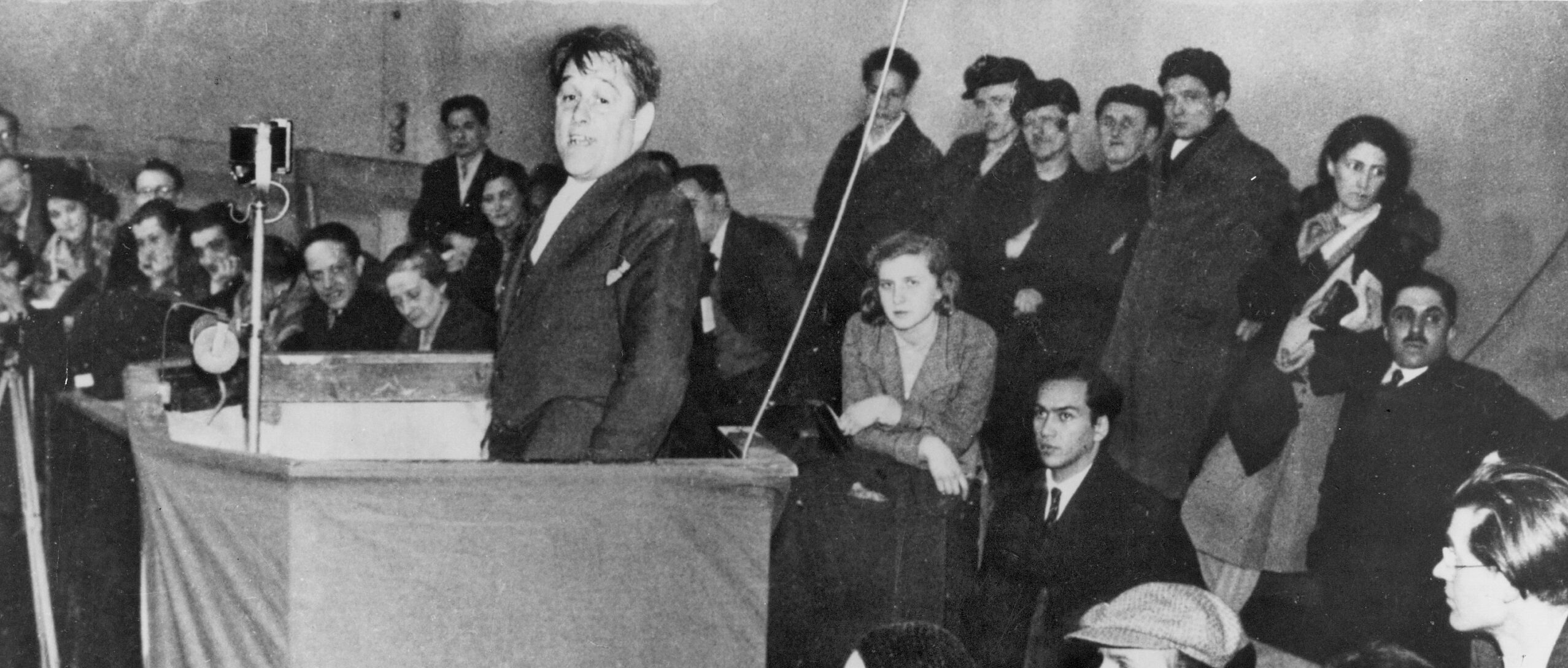 Wilhelm Münzenberg spreekt op een bijeenkomst van de Internationale Arbeidershulp in het Berlijnse Sportpalast