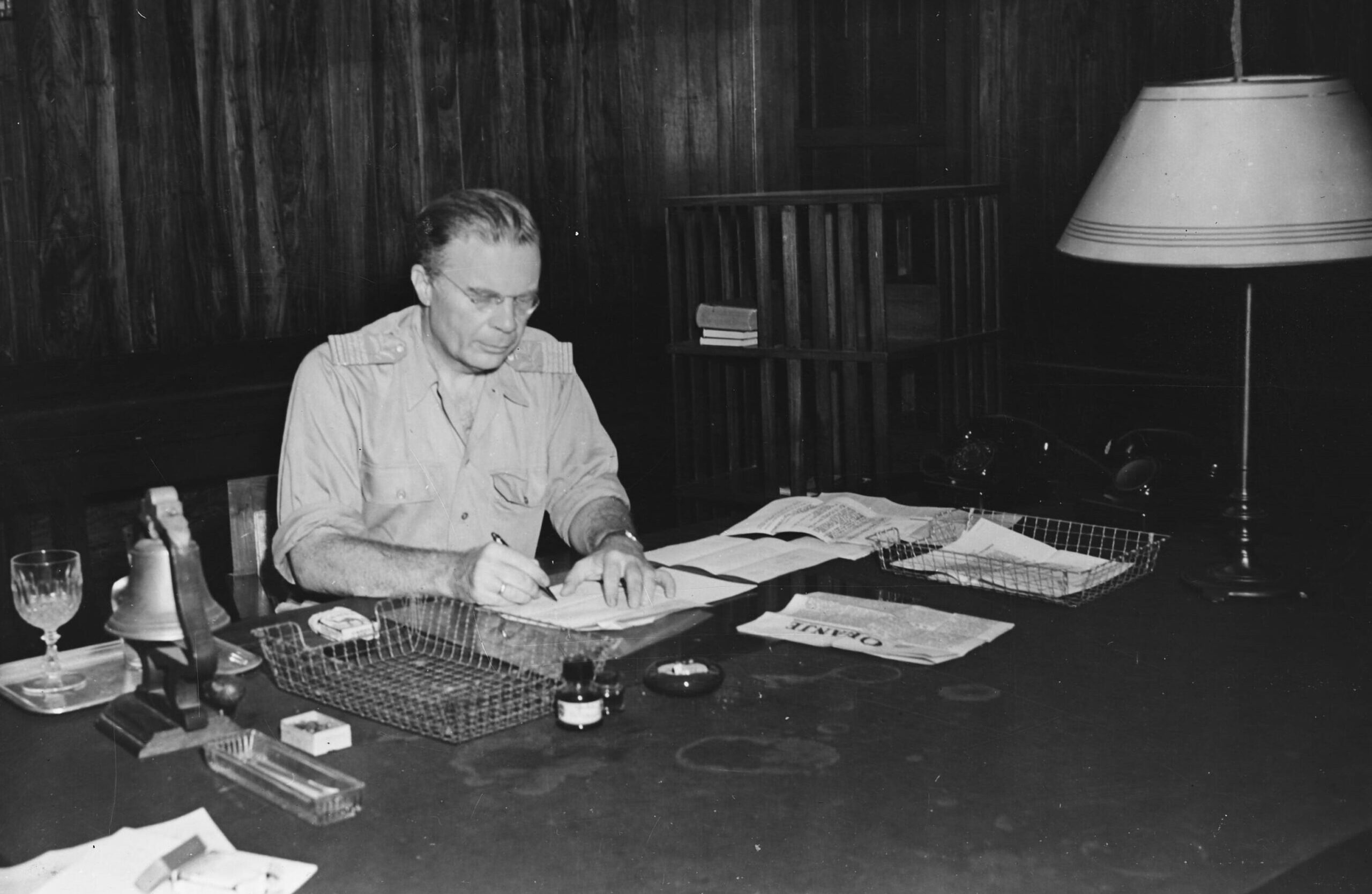 Huib Mook achter zijn bureau.