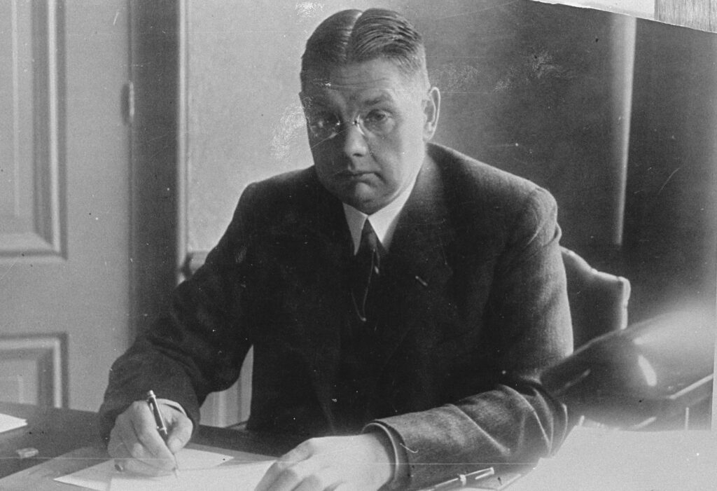 Aart Hacke achter zijn bureau.