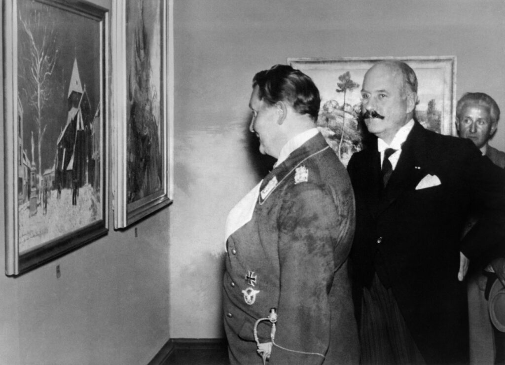 Nazitopman Hermann Göring bekijkt de tentoonstelling Entartete Kunst